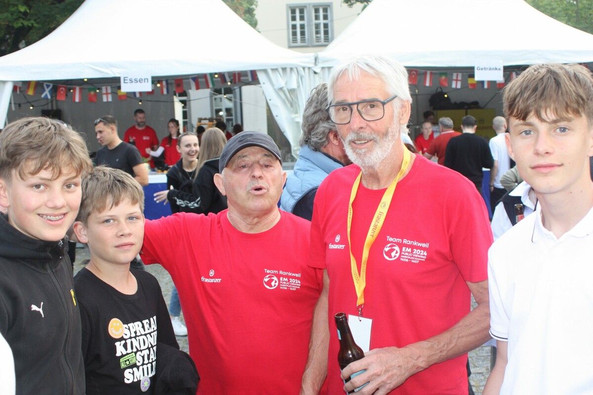 Public-Viewing-Macher Armin Wille wird von vielen freiwillige Helfern unterstützt.