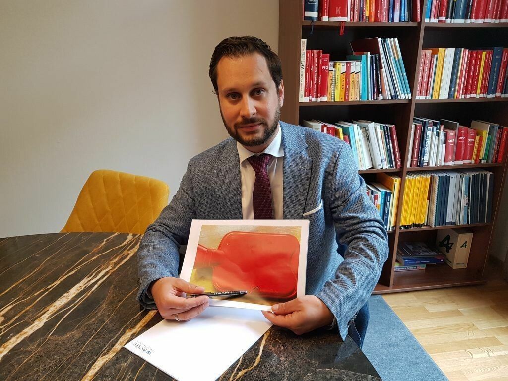 Rechtsanwalt Daniel Wolff zeigt auf die Stelle, an der die Wärmeflasche aufgeplatzt war. Eckert