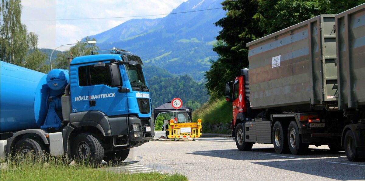 Reibungslos funktioniert die Schwerverkehrs-Umleitung über Müselbach, Lingenau und Großdorf. Um deren Einhaltung sicherzustellen, hat die Straßenaufsicht in Müselbach buchstäblich ein Zelt aufgeschlagen. STP (2)