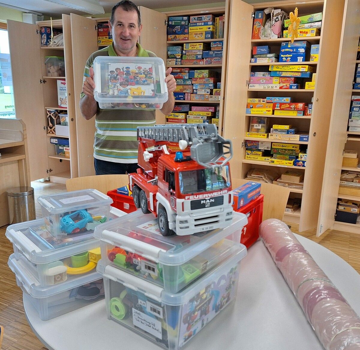 Robert mit den neuen Spielen. Einzigartig EV