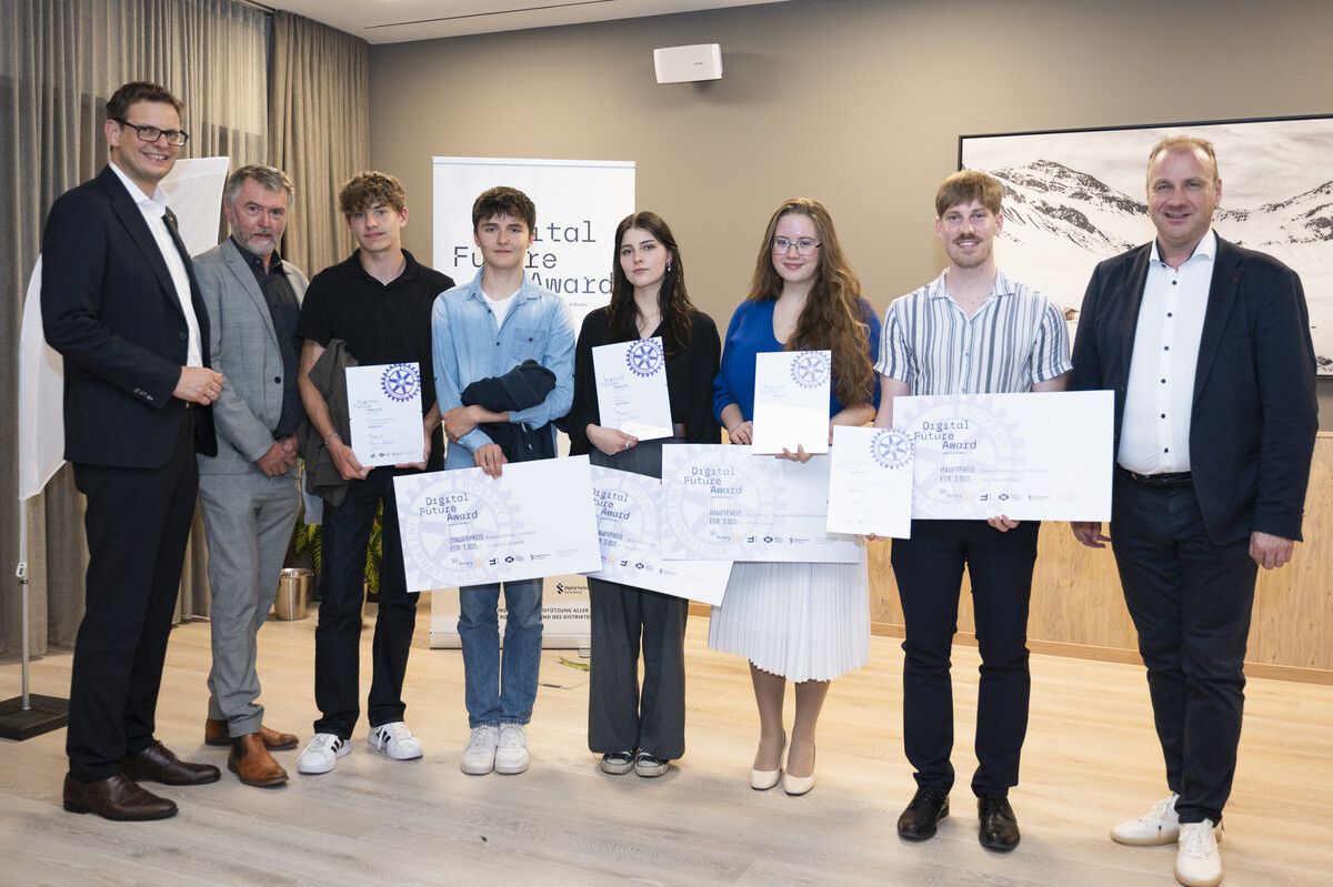 Roland Comploj, Projektleiter Digital Future Award, Preisträger: Vertreter BG Dornbirn, Naroa Mathis, Viktoriia Simakova, Julian Valentin Metzler und Thomas Ludescher, Präsident Rotary Club Bludenz (v. l.). Christa Engstler