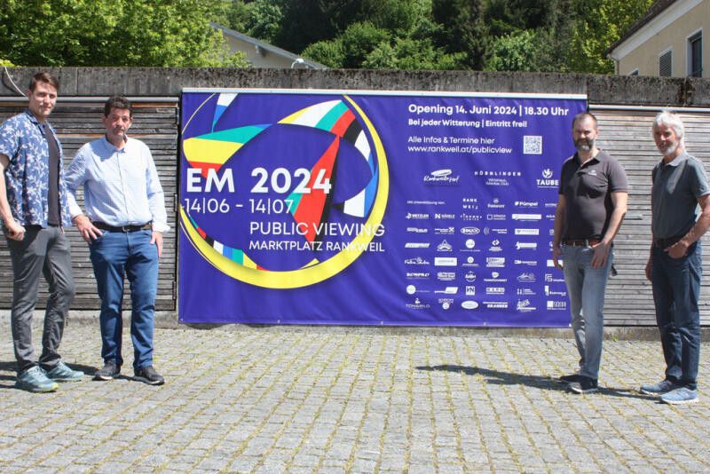 Roland Vith, Aleksandar Milojevic, Dominic Mayer und Armin Wille sind bestens gerüstet für das mehrwöchige Public Viewing auf dem Rankweiler Marktplatz. VN-TK