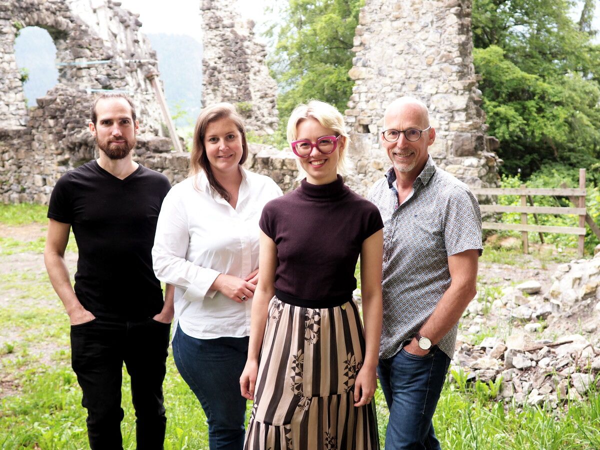 Sängerin und Songwriterin Philomena mit Verena Burtscher (Villa Falkenhorst), Herbert Reimann (Burgfreunde Blumenegg) und Tontechniker David Rauch vor dem Konzert. SIE(3)