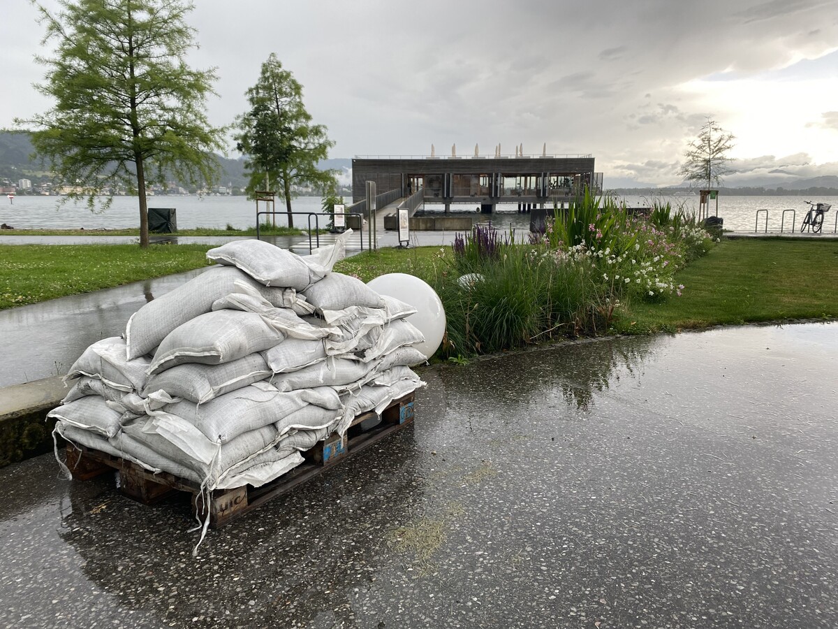 Sandsäcke liegen für alle Fälle bereit: Momentaufnahme beim Kaiserstrand in Lochau. vn/rauch