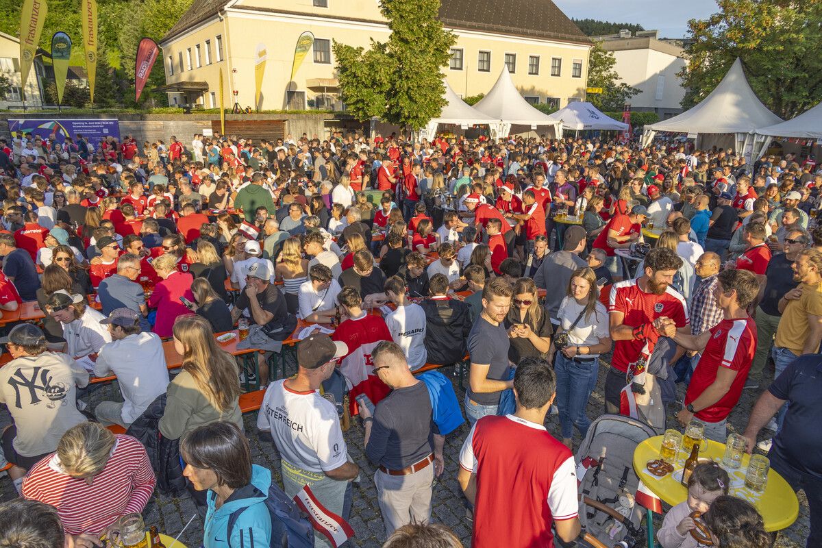 Schon beim ersten Spiel der Österreicher verwandelte sich der Rankweiler Marktplatz in eine Fanmeile.VN/Paulitsch
