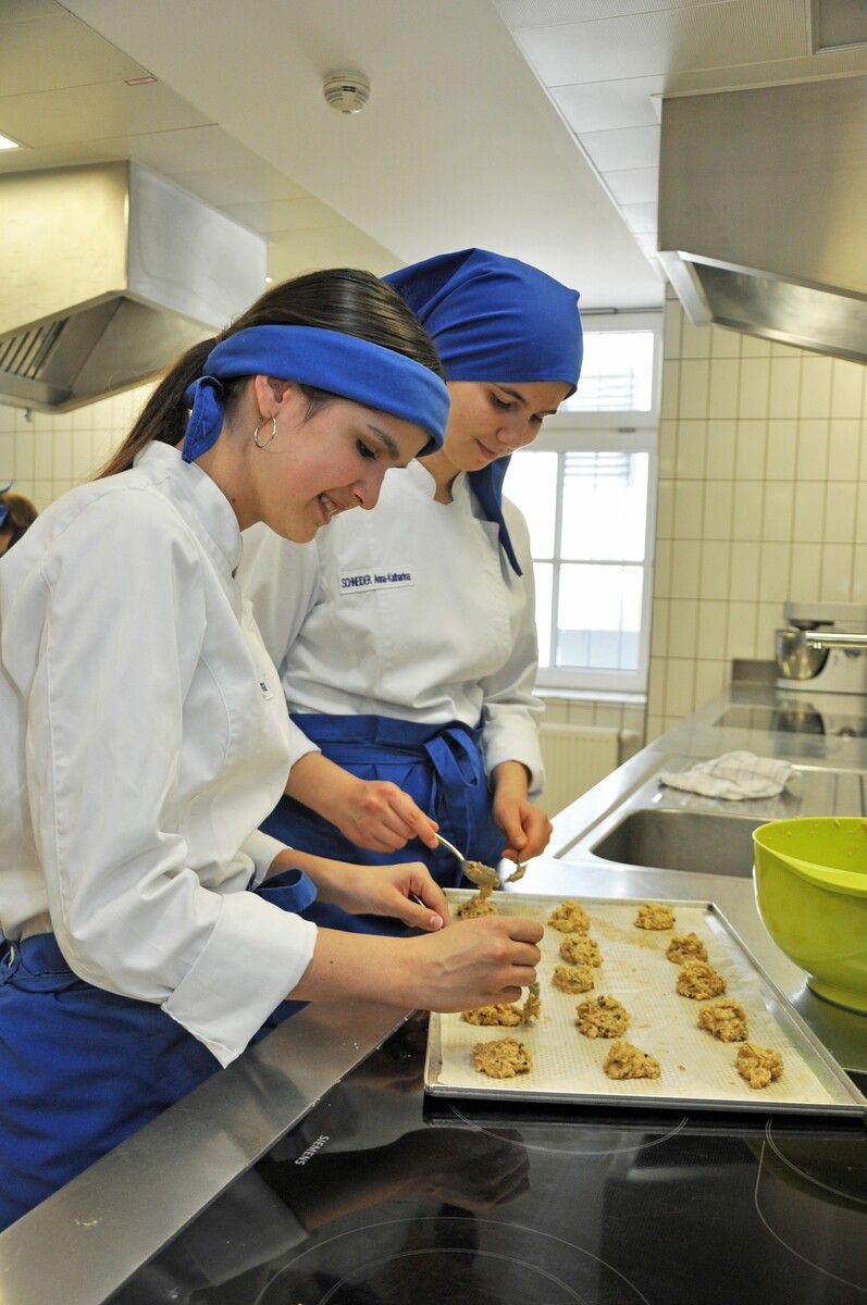 Schülerinnen des Sacré Coeur Riedenburg haben Cookies für die Teilnehmer gebacken. aha