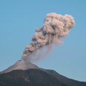 Vulkan spuckt sieben Kilometer hohe Aschewolke in die Luft