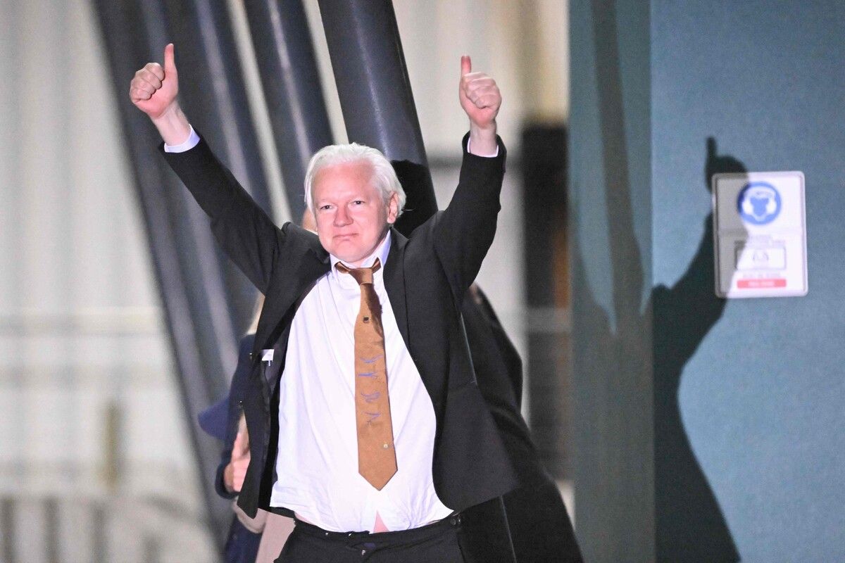 Siegerpose bei seiner Ankunft: Assange veröffentlichte ab 2010 geheimes Material von US-Militäreinsätzen. AP