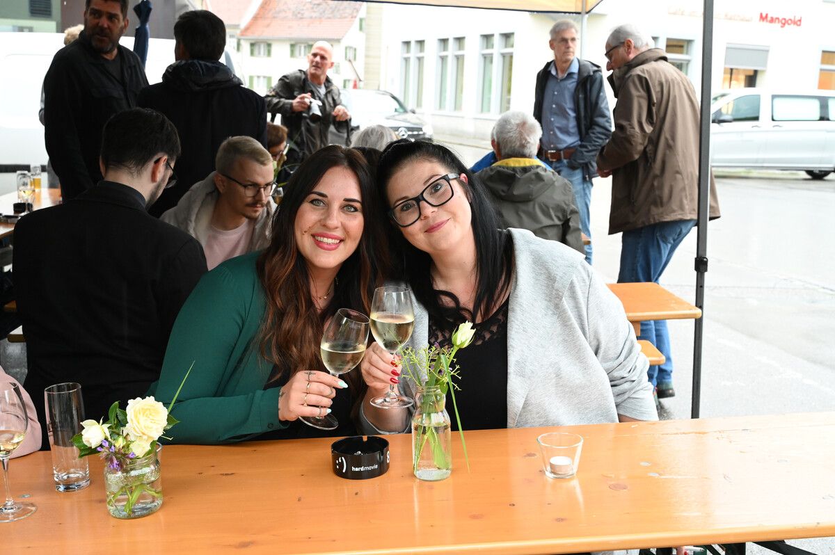 Silvana und Sarah genossen bei einem Glas Wein trotz Regen die gute Stimmung.