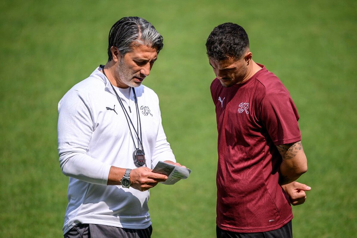 So gewinnt man gegen Italien: Murat Yakin, Schweizer Teamchef, mit Instruktionen an seinen Kapitän und Spielmacher Granit Xhaka vor dem Achtelfinale gegen Italien.apa