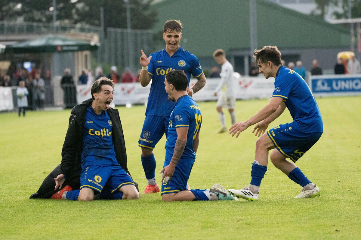 So sehen Sieger aus: Nach Spielende kannte der Jubel der Hohenems-Kicker über den Sieg im VFV-Cupfinale gegen RW Rankweil keine Grenzen.stiplovsek