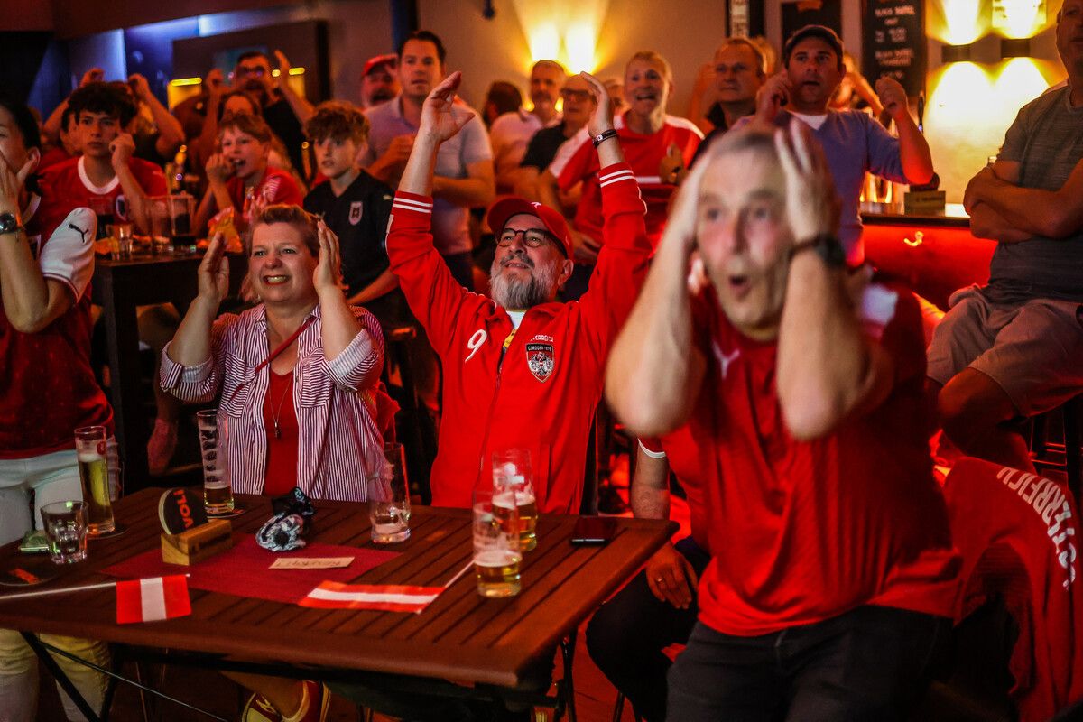 Spannung und Freude vereint: Conny und Martin Kronabitter (l.) fieberten bei dem Spiel mit.VN/Steurer