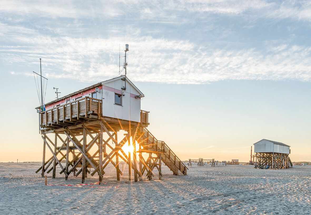 St. Peter-Ording ist bekannt für seine originellen Pfahlbauten am Strand.Shutterstock