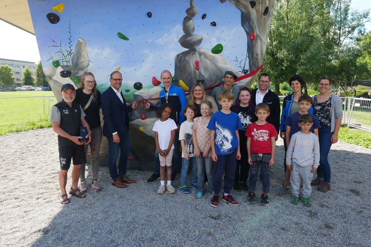 Stadt Hohenems und der Alpenverein finanzierten gemeinsam den Boulderwürfel am Spielplatz am Dämmle. Stadt