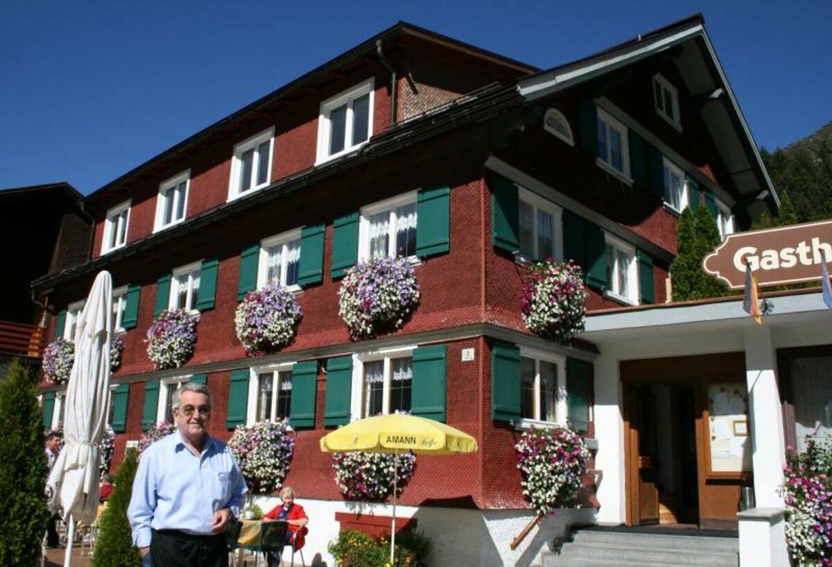 „Tannberg-Fritz“ Moosmann – im Bild vor dem Stammhaus – übergibt das Traditionshaus nach mehr als 50 Jahren in jüngere Hände seiner Töchter Ruth und Silke. STP (3)