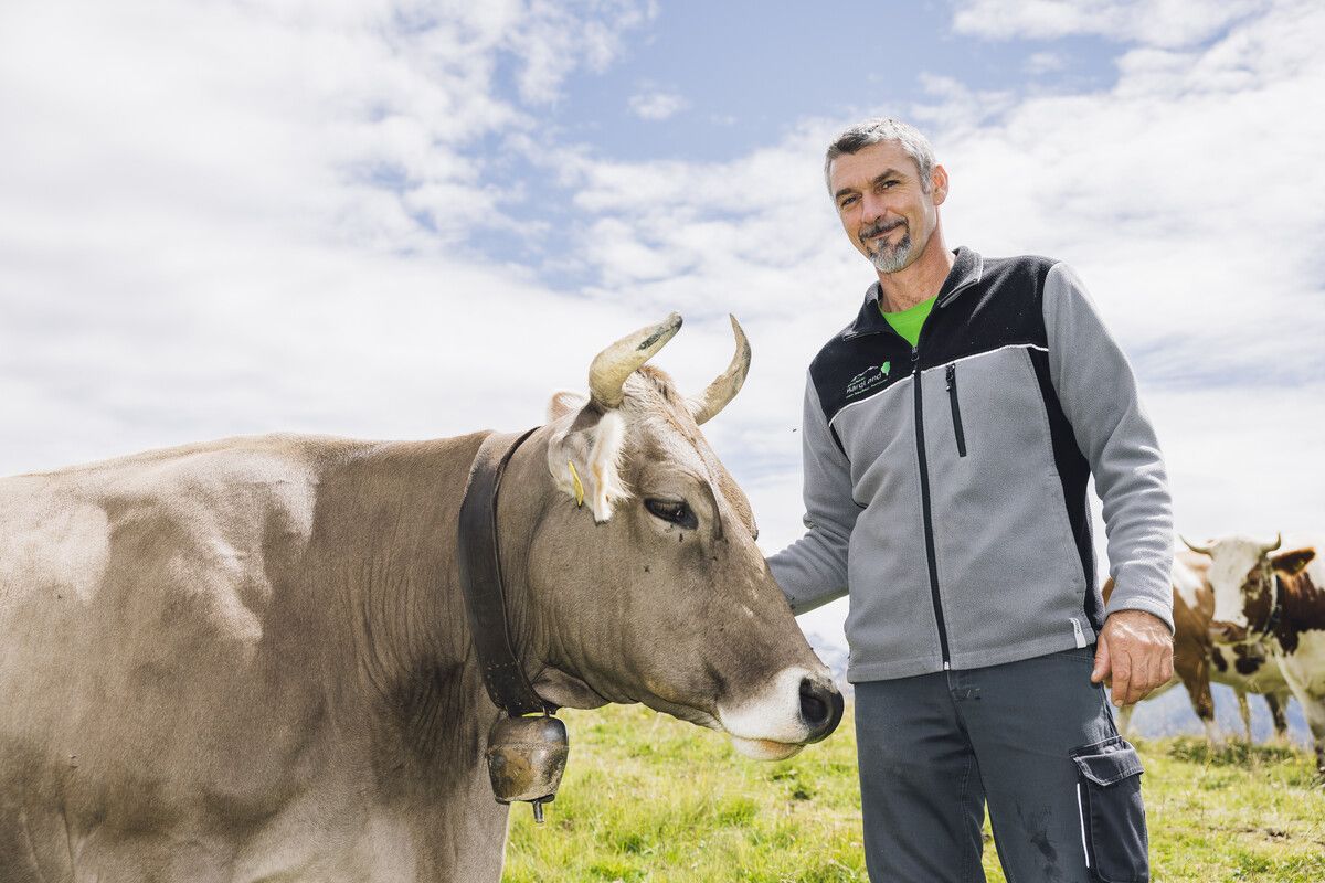 Tierwohl und kurze Transportzeiten zum Schlachter: Andreas Bitschnau setzt das im Montafon um. Manuel Paul
