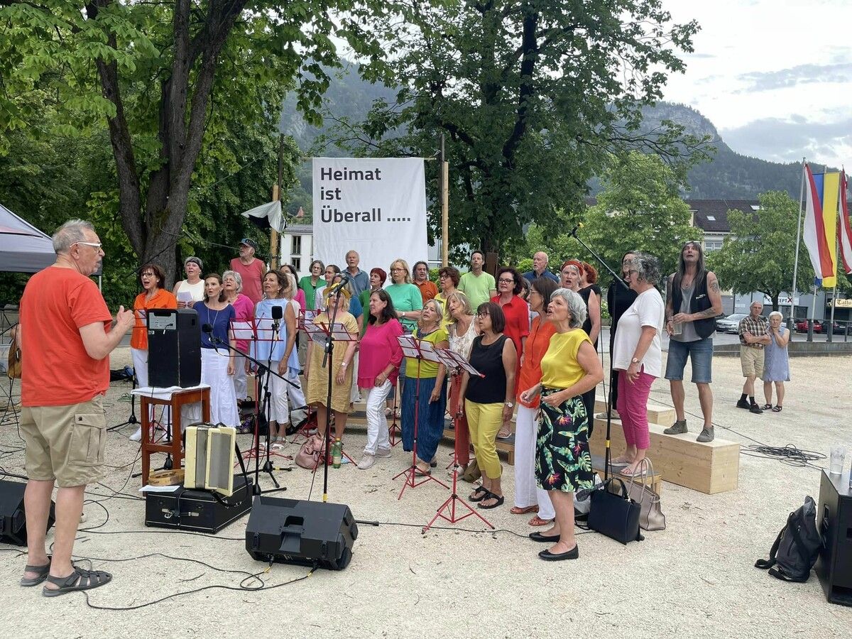 Ulrich Gabriel (links) leitet das Chorprojekt zum Weltflüchtlingstag.Stadt Hohenems