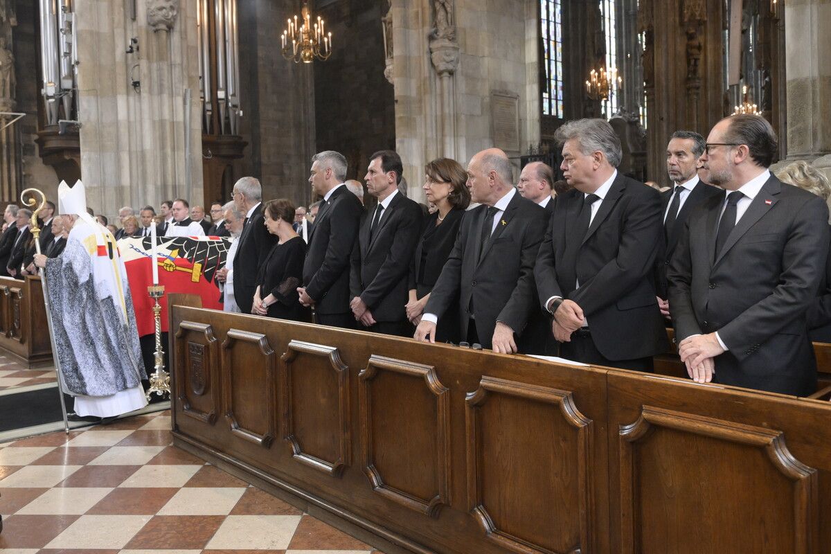 Unter anderem im Wiener Stephansdom: Bundespräsident Van der Bellen mit Doris Schmidauer und die Bundesregierung.APA
