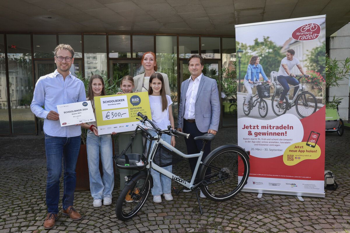 Vertreterinnen der 1c des BG Lustenau mit dem Scheck für die Klassenkasse. vlk