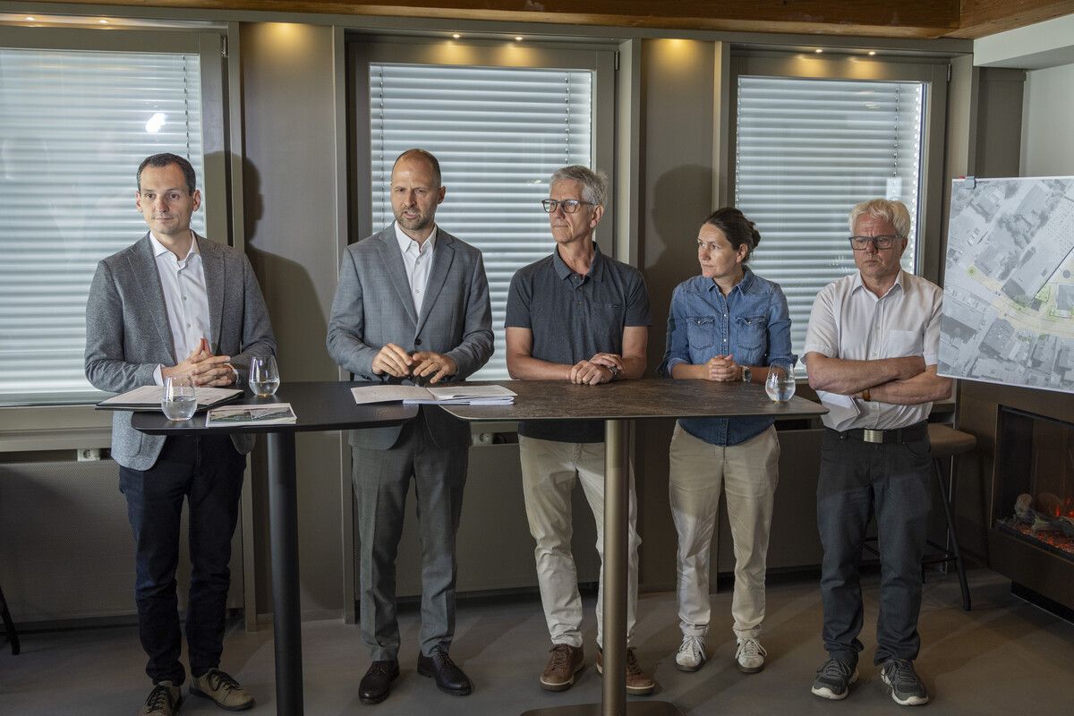 Vizebürgermeister Julian Fässler, Landesrat Marco Tittler, Harald Geiger (Initiative Sicheres Haselstauden), Birthe Bittner (Obfrau des Elternvereins) und Arno Schwärzler (Abteilung Straßenbau) bei der Projektpräsentation. VN/Paulitsch