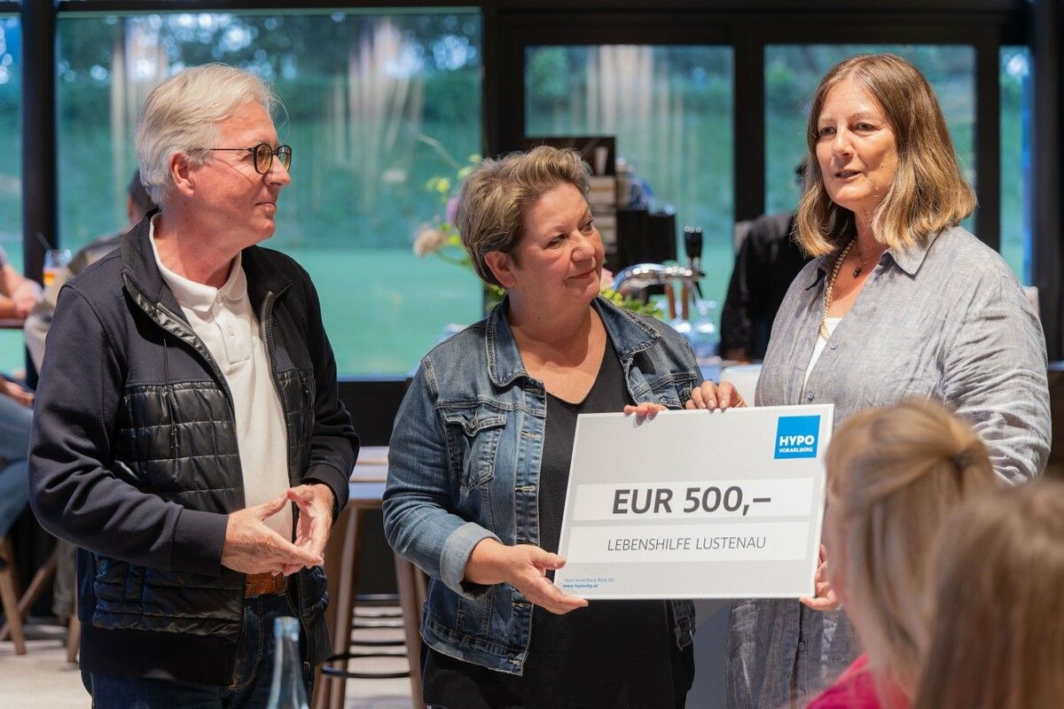 Vizeobmann Erich Fitz überreichte Doris König und Claudia Katz die Spende.