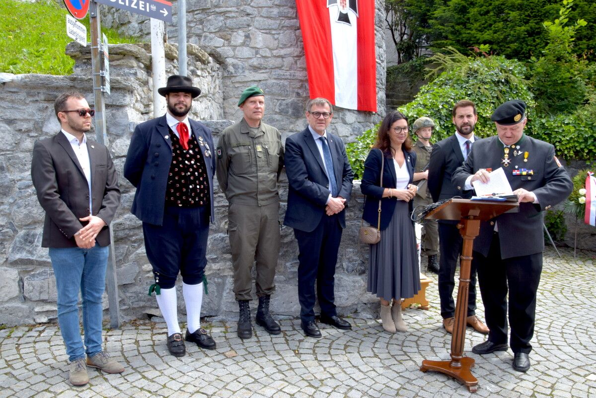 V.l. Stadträte Andreas Fritz-Wachter und Cenk Dogan, Oberst Michael Kerschat (Militärkommando Vorarlberg), LAbg. Christoph Thoma, Vize-Bgm. Andrea Mallitsch, Bgm. Simon Tschann und Helmuth August Küng (Kameradschaftsbund Bludenz). SCO (3)
