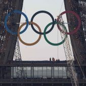Olympische Ringe am Eiffelturm enthüllt