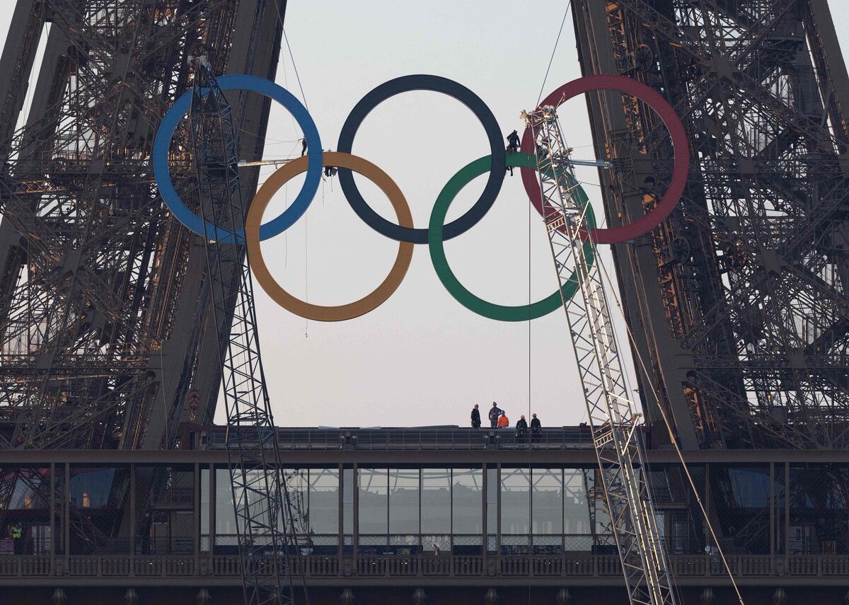Vom Eiffelturm, dem Wahrzeichen der Stadt Paris, strahlen die olympische Ringe.afp