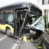 Bus fuhr gegen Mauer von Kindergarten