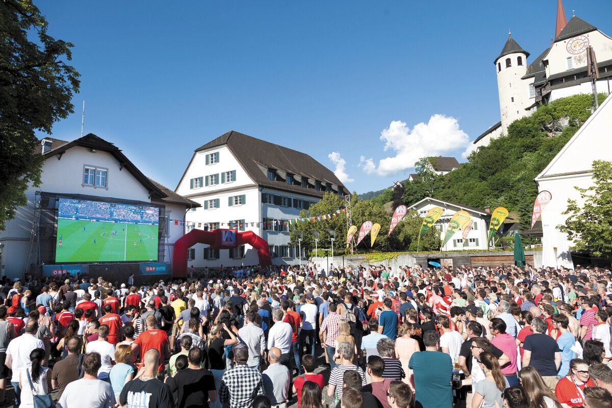 Während der Fußball-EM wird der Marktplatz in Rankweil zum Publikumsmagneten.Mathis fotografie