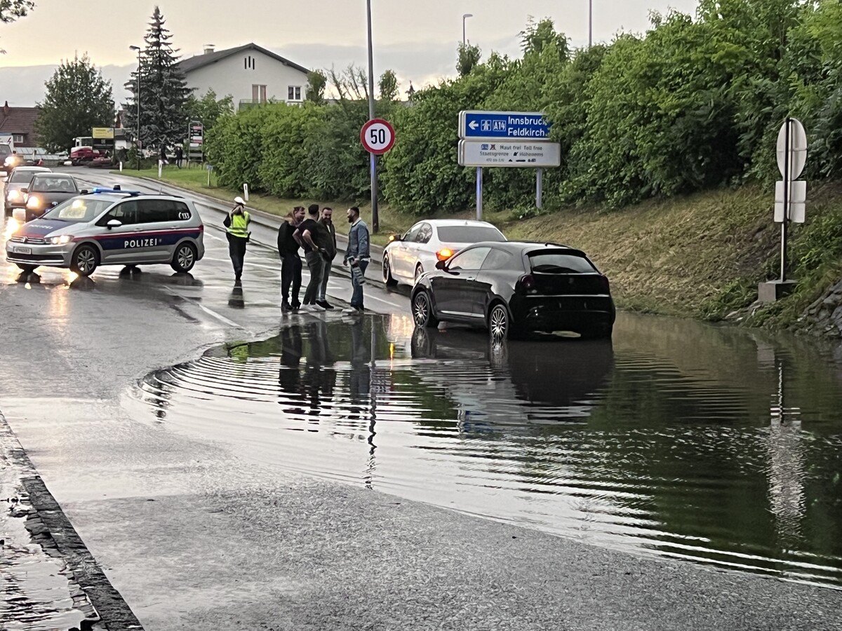 Wasser auf der Lauteracher Straße. Vlach