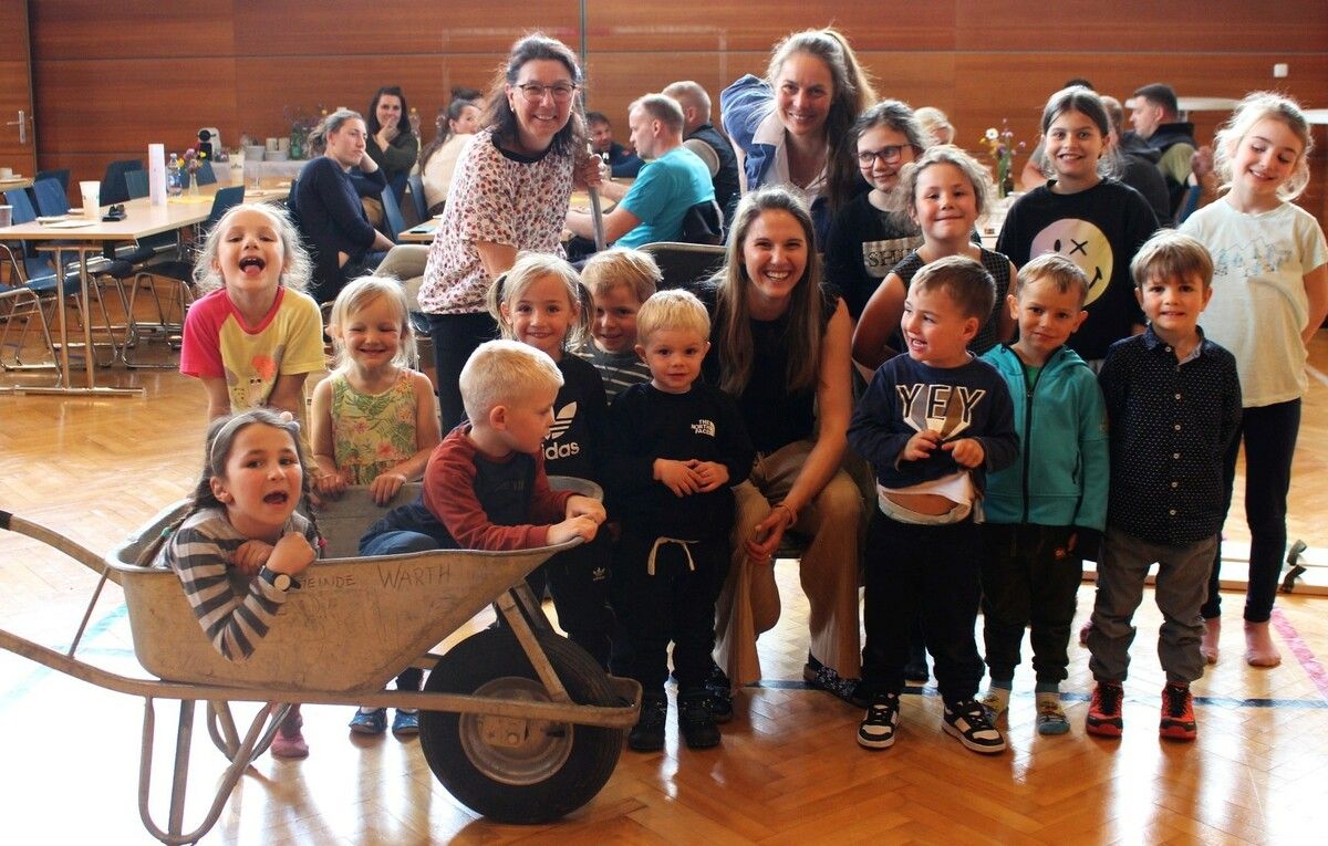 Wenn das kein Grund zum Feiern ist: So viele Kinder wie schon lange nicht mehr besuchen den Warther Kindergarten, der zum Familienfest eingeladen hatte. STP (3)