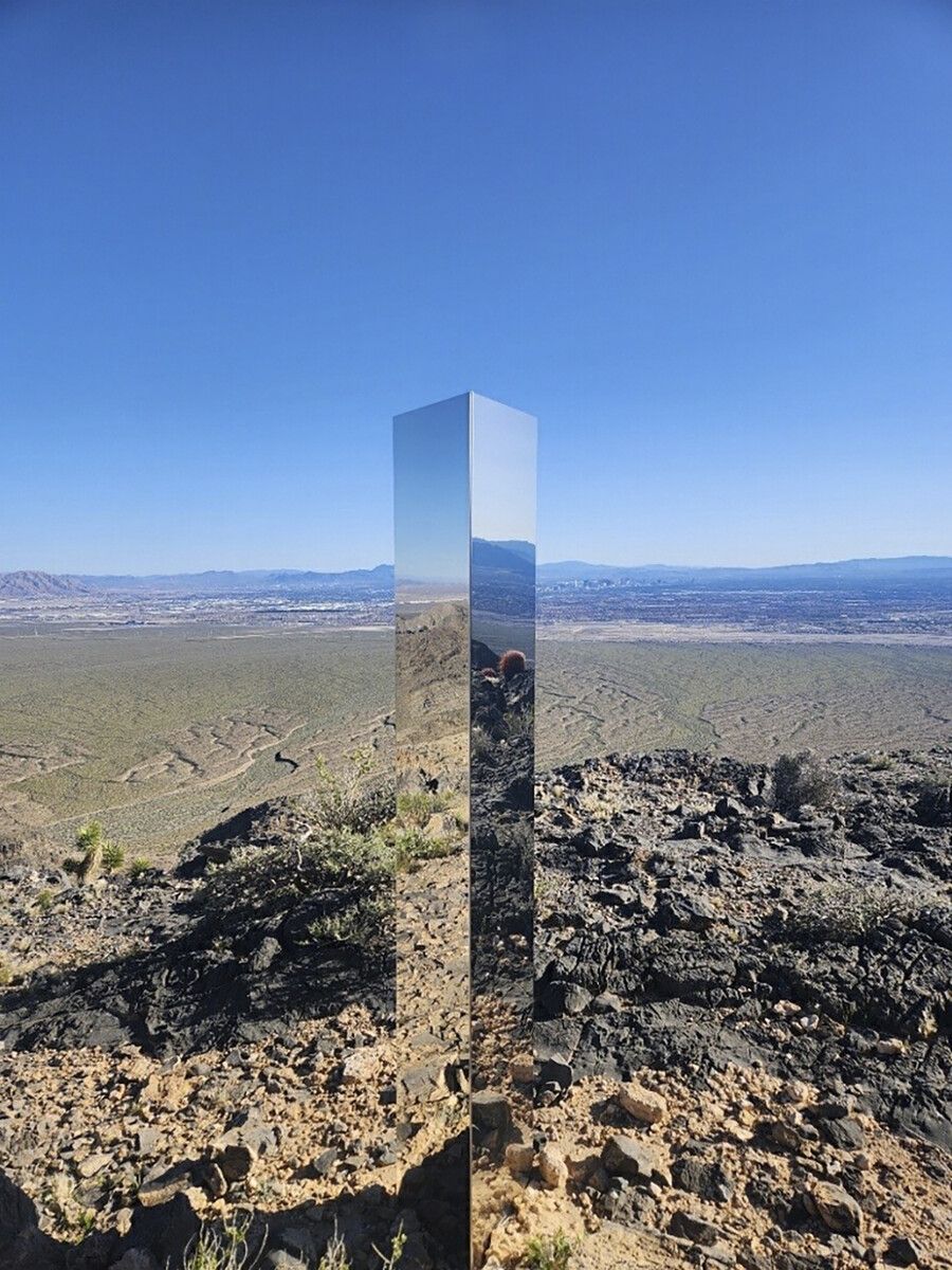 Wer die Stele in der kargen Felslandschaft aufgestellt hat, ist nicht bekannt. AP