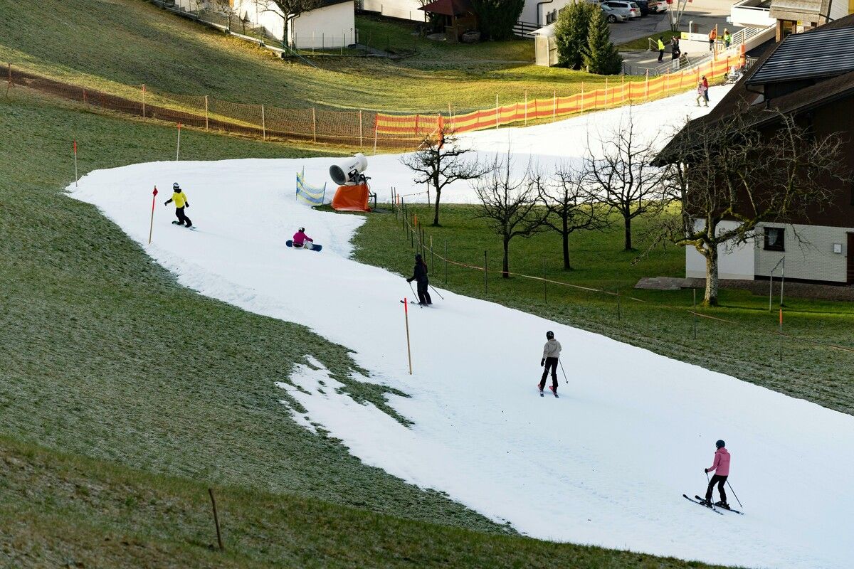 Wie werden wir 2050 den Winterurlaub verbringen? 2022 herrschte zum Beispiel in Schruns Schneemangel. Experten diskutieren unter anderem über dieses Thema bei Vorarlberg LIVE. APA/DIETMAR STIPLOVSEK