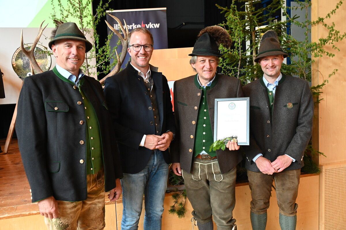 Wildbiologe Hubert Schatz, Landesrat Christian Gantner, Bezirksjägermeister Manfred Vonbank und Obmann Manuel Nardin. DOB