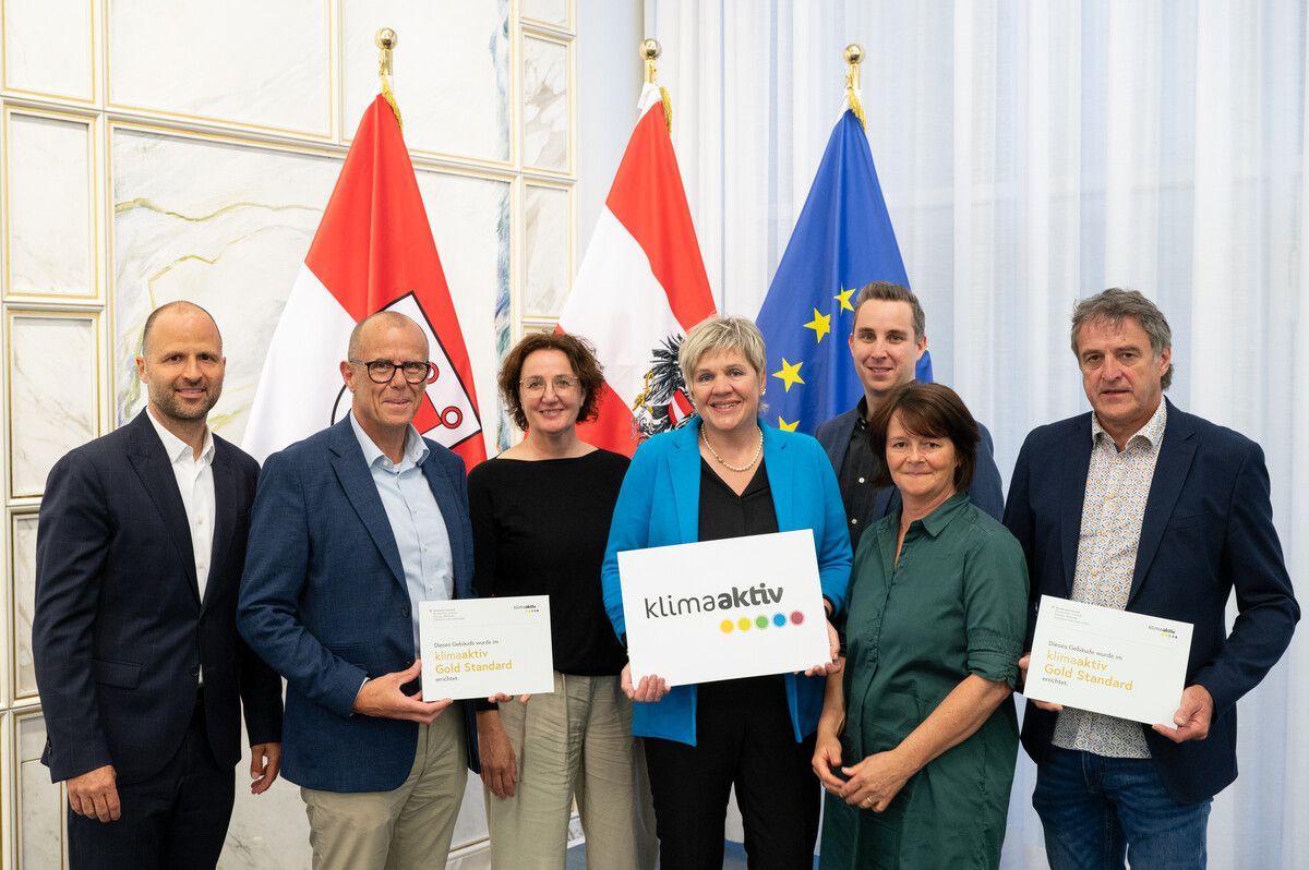 Wirtschaftslandesrat Marco Tittler mit Bürgermeister Walter Gohm, Leiterin der Kinderbetreuung Beatrix Pedot, Vizebürgermeisterin Michaela Gort, Amtsleiter Christian Neyer, Kindergartenleiterin Angelika Summer und Bauamtsleiter Robert Hartmann. Land Vorarlberg