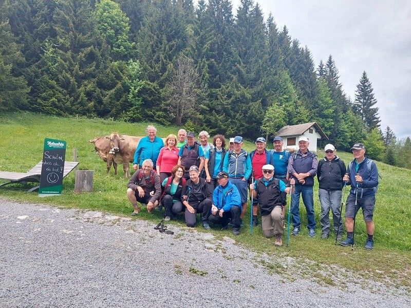 Zahlreiche PVÖ-Mitglieder starteten die Sommerwanderung ab der Dornbirner Karrenseilbahn, organisiert von Wanderreferent Bruno Geiger. PVÖ Vorarlberg
