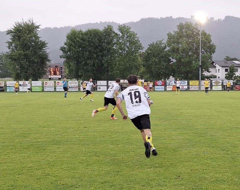 Zum Saisonabschluss verlor der FC Höchst 2:5 in Hörbranz. FC Höchst (2)