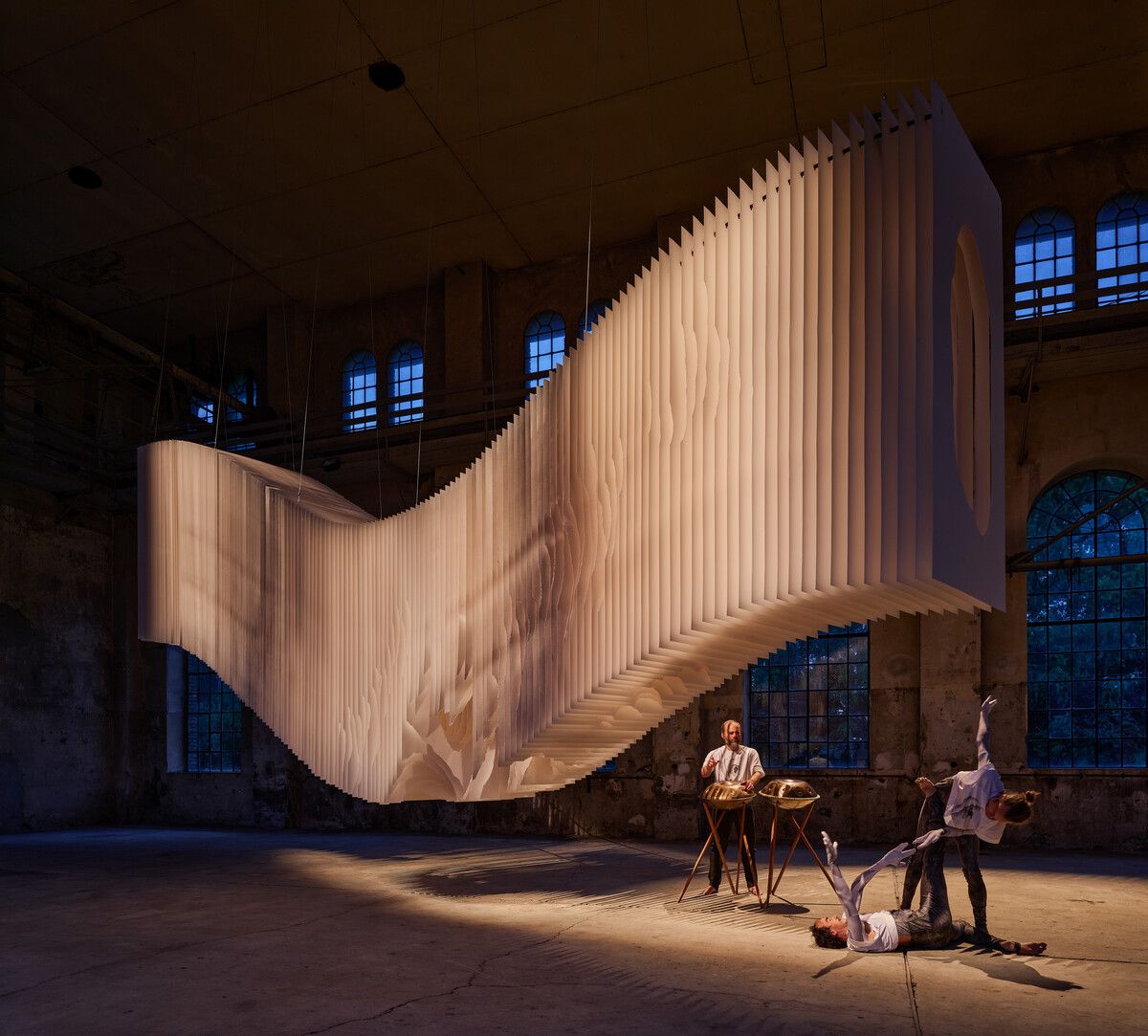 Zur Ausstellungseröffnung zeigen Mark Nowakowski und Jonas Marx eine Tanzperformance. Günter Richard Wett © Angela Glajcar