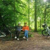 Zwei Fahrradfans zusammen auf Achse
