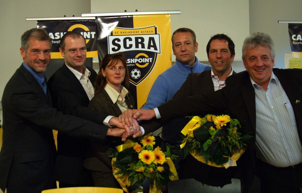 2005 fixierte der damalige Clubpräsident Johannes Engl gemeinsam mit Josef Münzker und Michael Wondra (von rechts) die Zusammenarbeit.VN-Stiplovsek