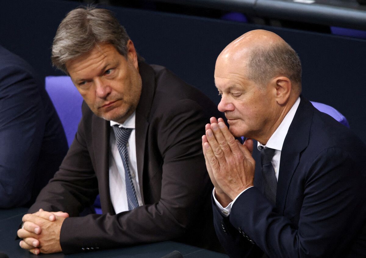 75 Jahre Nato: Der deutsche Kanzler Olaf Scholz (r.) und Wirtschaftsminister Robert Habeck nehmen an einer Parlamentssitzung teil. REUTERS