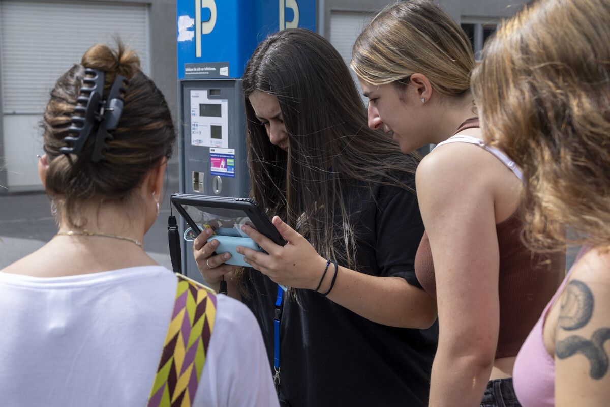 Alessia, Salma und die anderen Mädchen überlegen, wie sie die Mission lösen können.