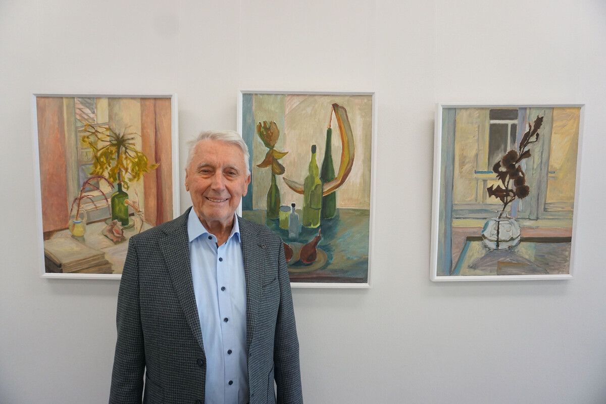 Alwin Rohner in seiner Ausstellung. Für ihn sind Stillleben besonders intime Kunstwerke.HAPF (2)