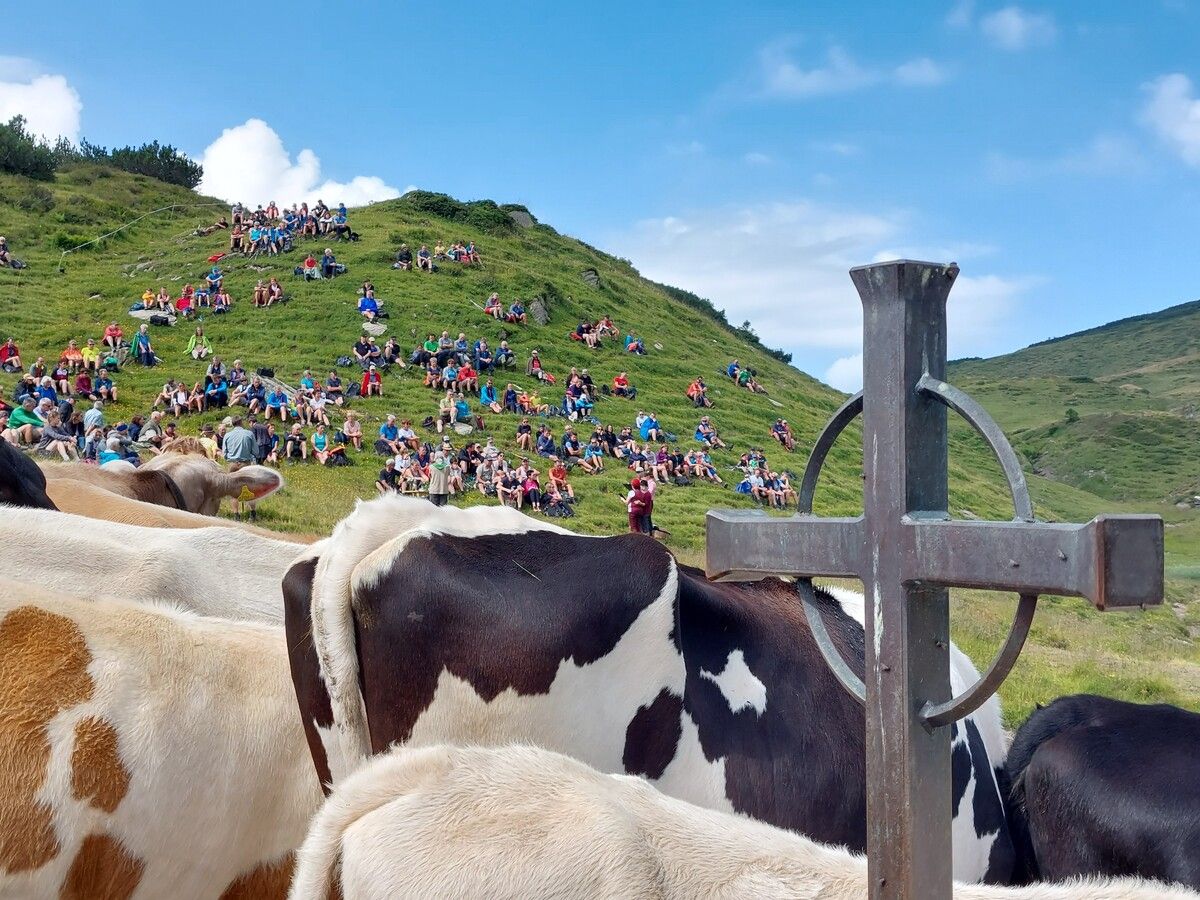 Am 28. Juli findet auf der Alpe Süns eine Alpmesse statt. Bei schlechtem Wetter wird in den Stall der Alpe ausgewichen. Stadt