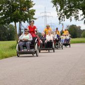 Im Rikscha-Korso durchs Dorf bis zum Bodensee