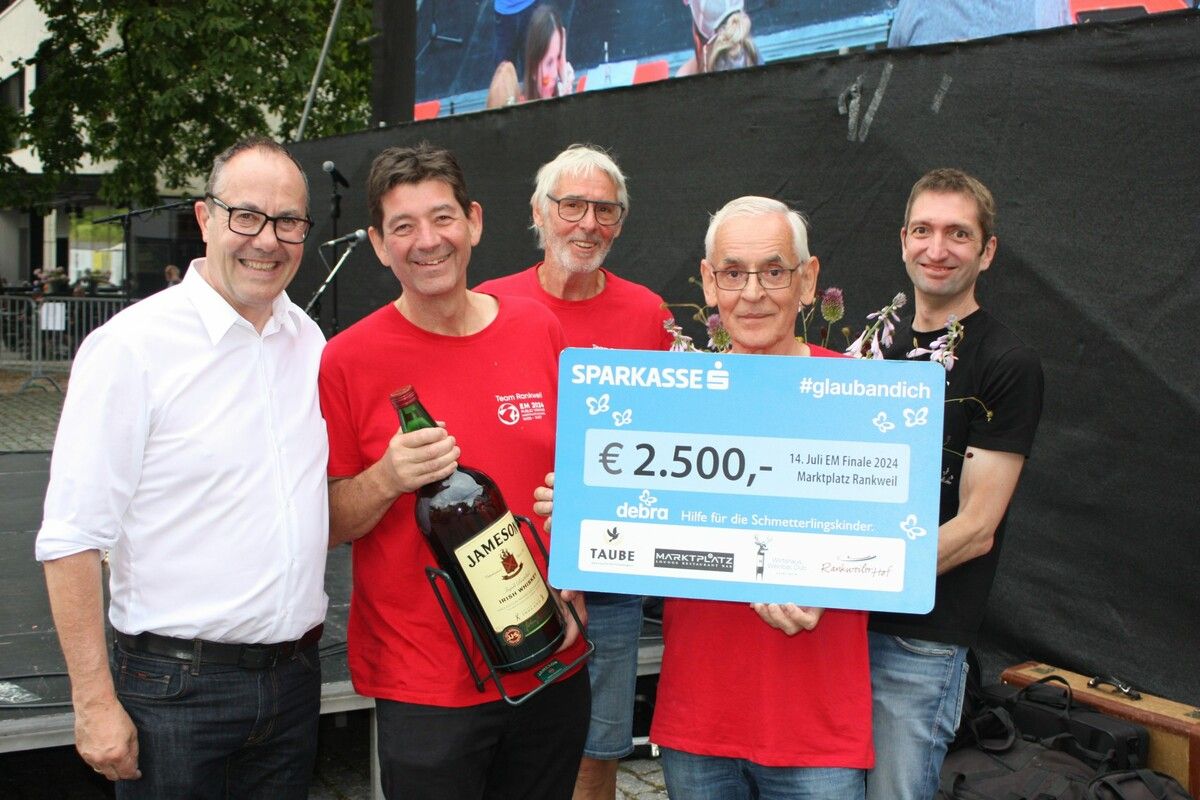 Andreas Prenn, Roland Vith, Armin Wille und Michael Mathis übergaben den Scheck für die Schmetterlingskinder an Quadro Ernst. VN-TK