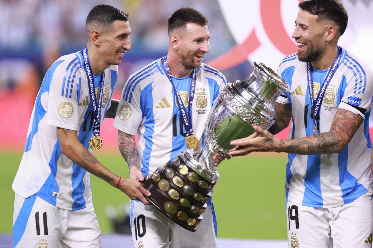 Angel Di Maria, Lionel Messi und Nicolas Otamendi mit dem nächsten Pokal für das argentinische Nationalteam.Apa