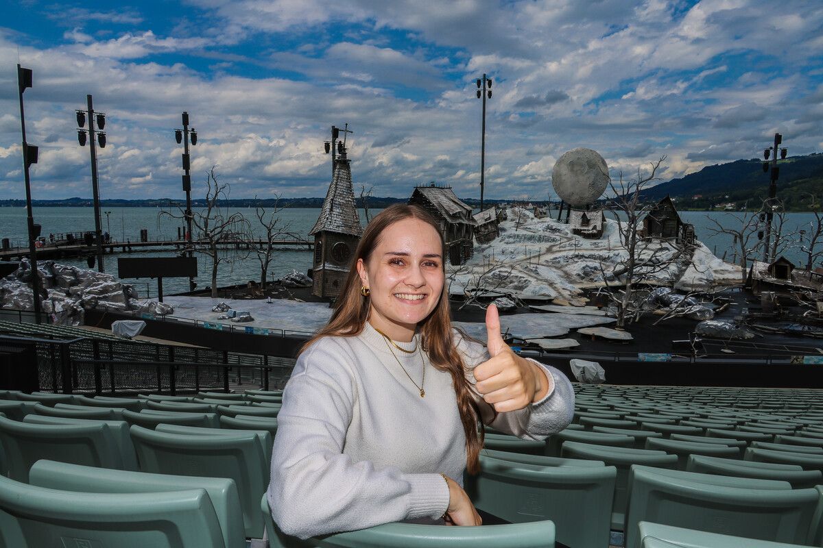 Anna aus Wolfurt freut sich darüber, dass der Wettergott mitspielt und die Festspiel-Eröffnung sowie die Freischütz-Premiere trocken über die Bühne gehen. Vn/Steurer