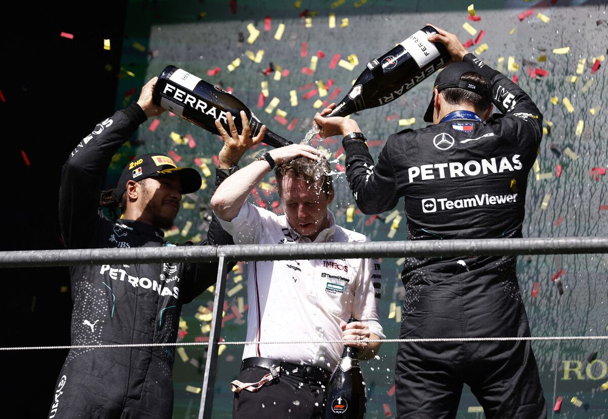 Auf der Siegerehrung feierten George Russel und Lewis Hamilton noch gemeinsam Renn-Strategen Joe McMillan.reuters